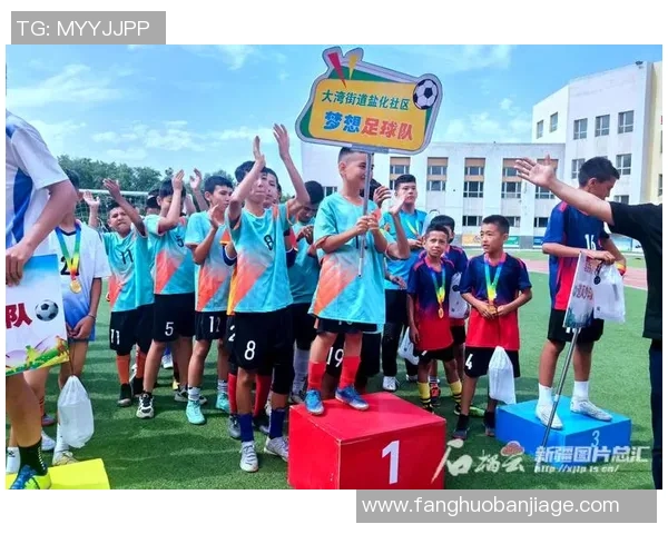 绿茵场上追逐梦想的球星背影映照无尽拼搏与荣耀时刻